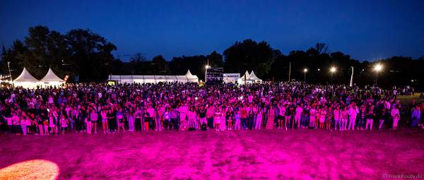 DJs, Live-Acts und eine grandiose multimediale Wassershow mit Feuerwerk bei Vents d’Est 2022