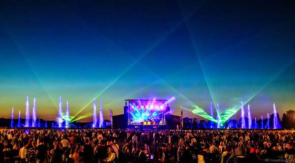 DJs, Live-Acts und eine grandiose multimediale Wassershow mit Feuerwerk bei Vents d’Est 2022