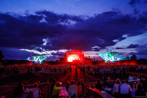 DJs, Live-Acts und eine grandiose multimediale Wassershow mit Feuerwerk bei Vents d’Est 2022