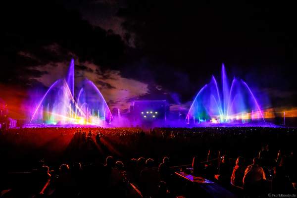 DJs, Live-Acts und eine grandiose multimediale Wassershow mit Feuerwerk bei Vents d’Est 2022