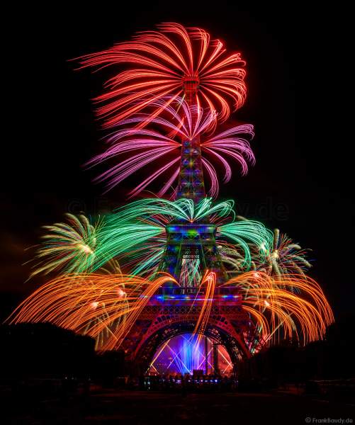 Am Abend des 14. Juli 2022 zelebrierte man beim französischen Nationalfeiertag am Eiffelturm in Paris ein monumentales Feuerwerk.