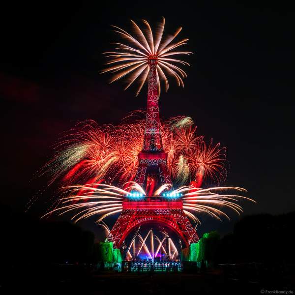 Am Abend des 14. Juli 2022 zelebrierte man beim französischen Nationalfeiertag am Eiffelturm in Paris ein monumentales Feuerwerk.