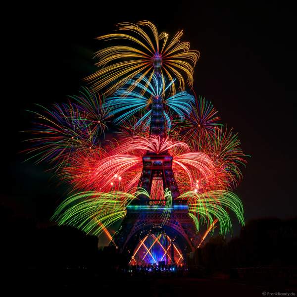 Am Abend des 14. Juli 2022 zelebrierte man beim französischen Nationalfeiertag am Eiffelturm in Paris ein monumentales Feuerwerk.