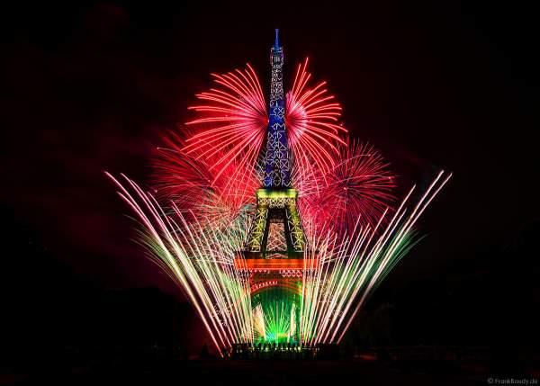 Am Abend des 14. Juli 2022 zelebrierte man beim französischen Nationalfeiertag am Eiffelturm in Paris ein monumentales Feuerwerk.