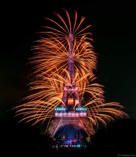 Am Abend des 14. Juli 2022 zelebrierte man beim französischen Nationalfeiertag am Eiffelturm in Paris ein monumentales Feuerwerk.