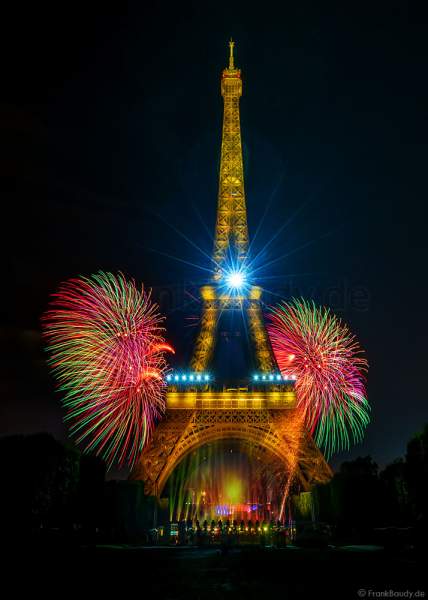 Am Abend des 14. Juli 2022 zelebrierte man beim französischen Nationalfeiertag am Eiffelturm in Paris ein monumentales Feuerwerk.