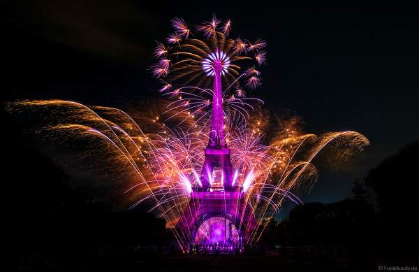 Am Abend des 14. Juli 2022 zelebrierte man beim französischen Nationalfeiertag am Eiffelturm in Paris ein monumentales Feuerwerk.