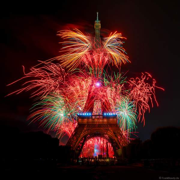 Am Abend des 14. Juli 2022 zelebrierte man beim französischen Nationalfeiertag am Eiffelturm in Paris ein monumentales Feuerwerk.