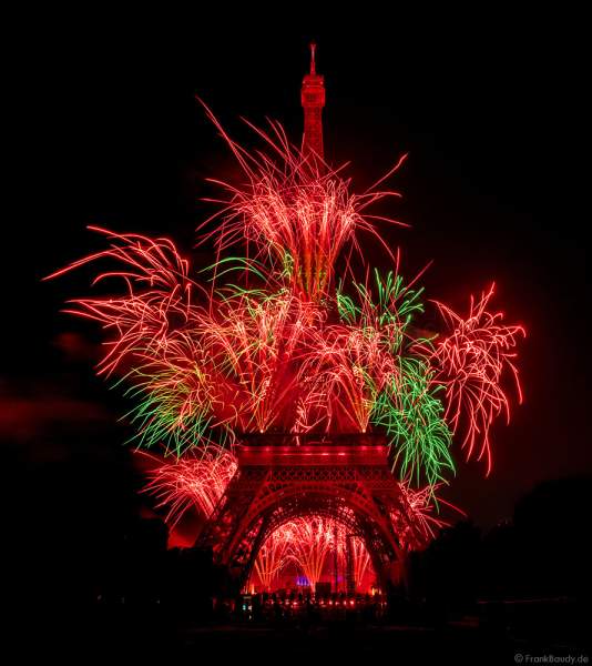 Am Abend des 14. Juli 2022 zelebrierte man beim französischen Nationalfeiertag am Eiffelturm in Paris ein monumentales Feuerwerk.