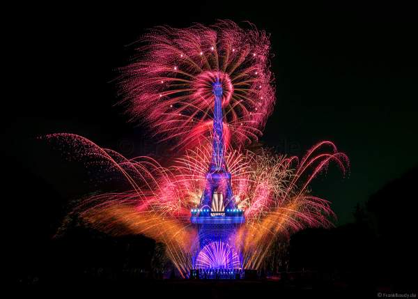 Am Abend des 14. Juli 2022 zelebrierte man beim französischen Nationalfeiertag am Eiffelturm in Paris ein monumentales Feuerwerk.