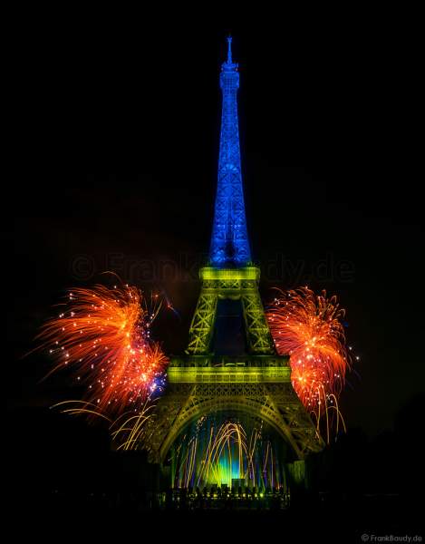 Der Eiffelturm leuchtete in den ukrainischen Landesfarben Gelb und Blau mit farblich passenden Feuerwerk als Zeichen der Solidarität 2022