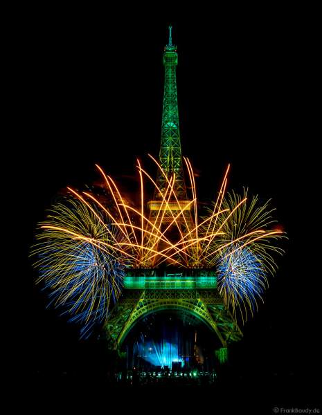 Der Eiffelturm leuchtete in den ukrainischen Landesfarben Gelb und Blau mit farblich passenden Feuerwerk als Zeichen der Solidarität 2022