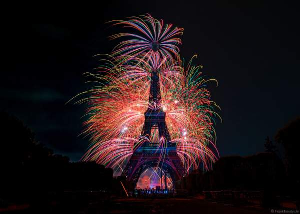 Am Abend des 14. Juli 2022 zelebrierte man beim französischen Nationalfeiertag am Eiffelturm in Paris ein monumentales Feuerwerk.