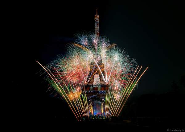 Am Abend des 14. Juli 2022 zelebrierte man beim französischen Nationalfeiertag am Eiffelturm in Paris ein monumentales Feuerwerk.