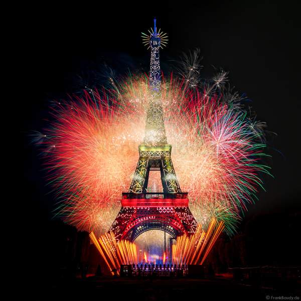 Am Abend des 14. Juli 2022 zelebrierte man beim französischen Nationalfeiertag am Eiffelturm in Paris ein monumentales Feuerwerk.