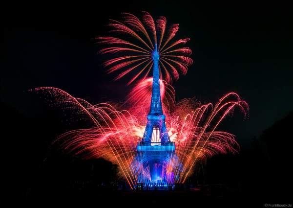 Am Abend des 14. Juli 2022 zelebrierte man beim französischen Nationalfeiertag am Eiffelturm in Paris ein monumentales Feuerwerk.