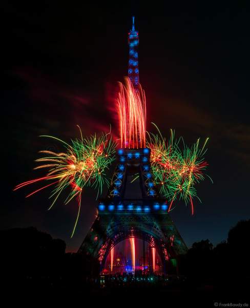 Am Abend des 14. Juli 2022 zelebrierte man beim französischen Nationalfeiertag am Eiffelturm in Paris ein monumentales Feuerwerk.