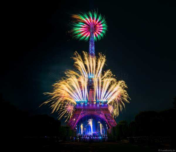 Am Abend des 14. Juli 2022 zelebrierte man beim französischen Nationalfeiertag am Eiffelturm in Paris ein monumentales Feuerwerk.