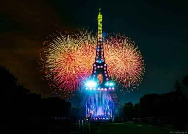 Am Abend des 14. Juli 2022 zelebrierte man beim französischen Nationalfeiertag am Eiffelturm in Paris ein monumentales Feuerwerk.