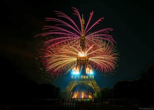 Am Abend des 14. Juli 2022 zelebrierte man beim französischen Nationalfeiertag am Eiffelturm in Paris ein monumentales Feuerwerk.
