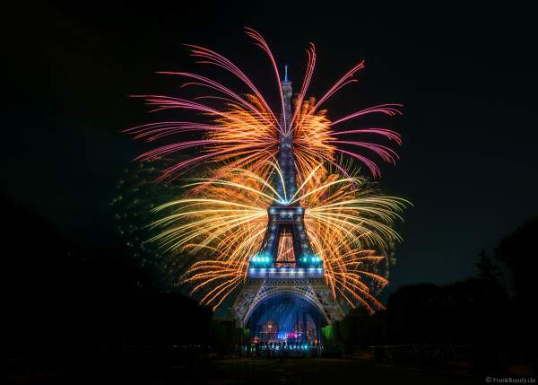 Am Abend des 14. Juli 2022 zelebrierte man beim französischen Nationalfeiertag am Eiffelturm in Paris ein monumentales Feuerwerk.
