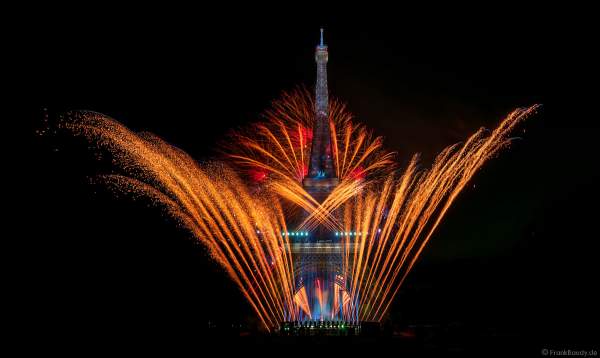 Am Abend des 14. Juli 2022 zelebrierte man beim französischen Nationalfeiertag am Eiffelturm in Paris ein monumentales Feuerwerk.