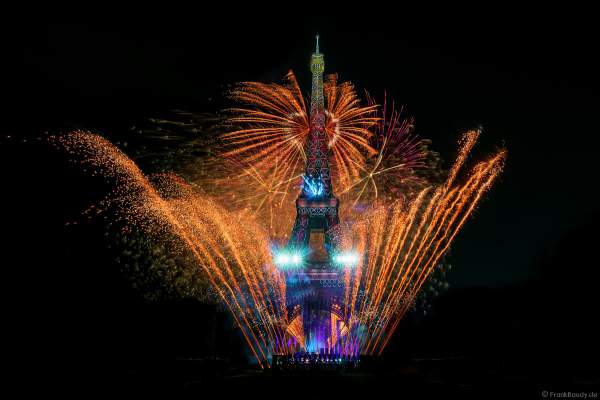 Am Abend des 14. Juli 2022 zelebrierte man beim französischen Nationalfeiertag am Eiffelturm in Paris ein monumentales Feuerwerk.