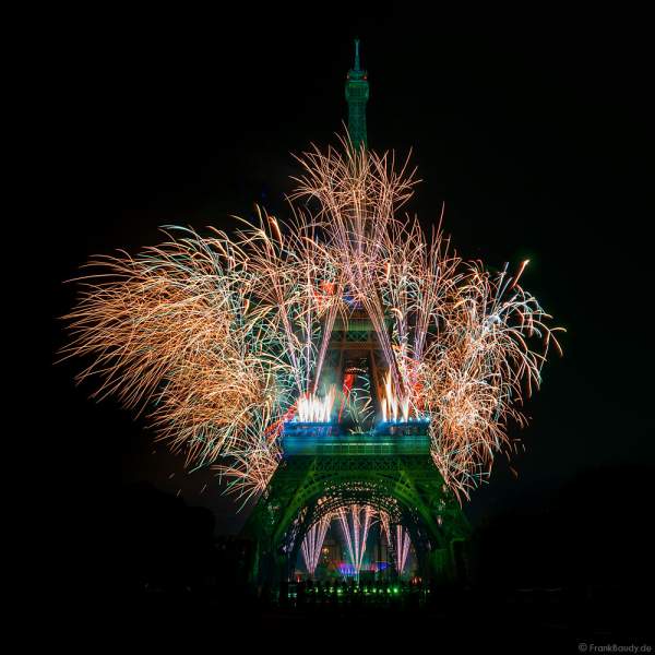 Am Abend des 14. Juli 2022 zelebrierte man beim französischen Nationalfeiertag am Eiffelturm in Paris ein monumentales Feuerwerk.