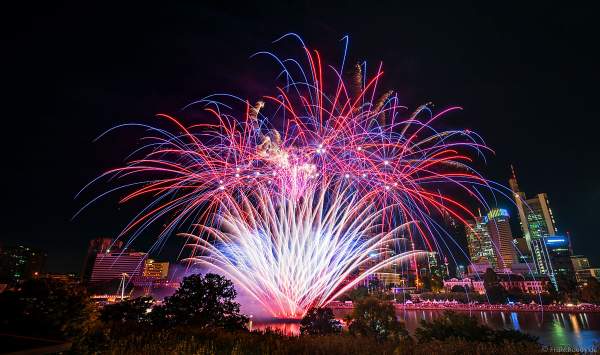 Famoses Musikfeuerwerk beim Museumsuferfest auf dem Main vor der Skyline in Frankfurt 2022