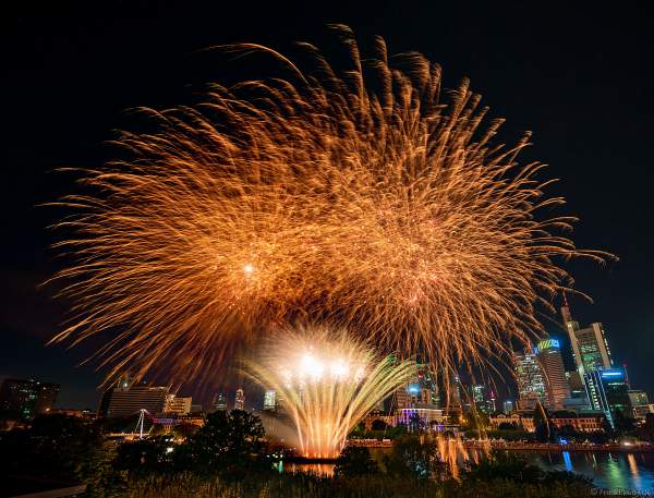 Famoses Musikfeuerwerk beim Museumsuferfest auf dem Main vor der Skyline in Frankfurt 2022