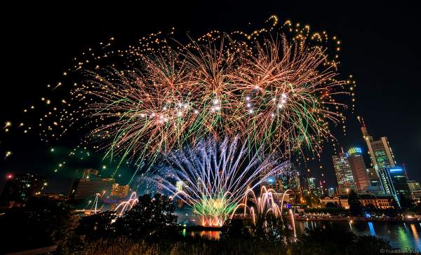 Famoses Musikfeuerwerk beim Museumsuferfest auf dem Main vor der Skyline in Frankfurt 2022