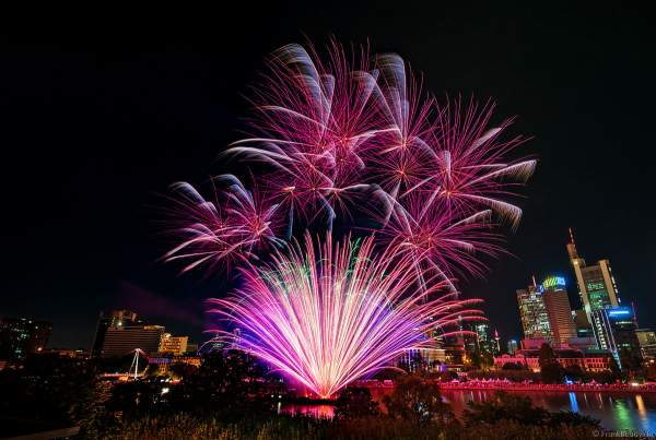 Famoses Musikfeuerwerk beim Museumsuferfest auf dem Main vor der Skyline in Frankfurt 2022