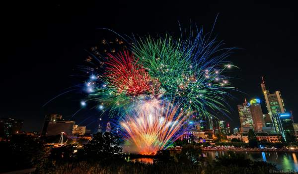 Famoses Musikfeuerwerk beim Museumsuferfest auf dem Main vor der Skyline in Frankfurt 2022