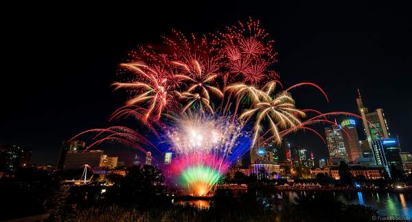 Famoses Musikfeuerwerk beim Museumsuferfest auf dem Main vor der Skyline in Frankfurt 2022
