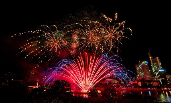 Famoses Musikfeuerwerk beim Museumsuferfest auf dem Main vor der Skyline in Frankfurt 2022