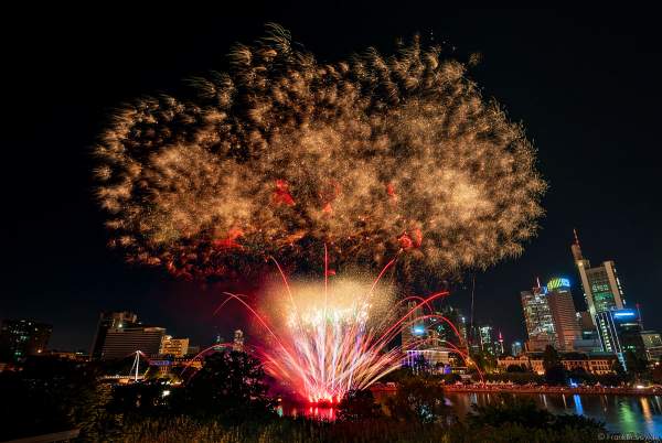 Famoses Musikfeuerwerk beim Museumsuferfest auf dem Main vor der Skyline in Frankfurt 2022