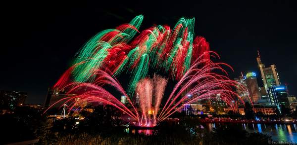 Famoses Musikfeuerwerk beim Museumsuferfest auf dem Main vor der Skyline in Frankfurt 2022