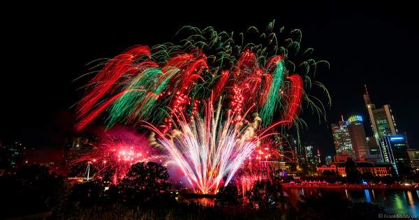 Famoses Musikfeuerwerk beim Museumsuferfest auf dem Main vor der Skyline in Frankfurt 2022