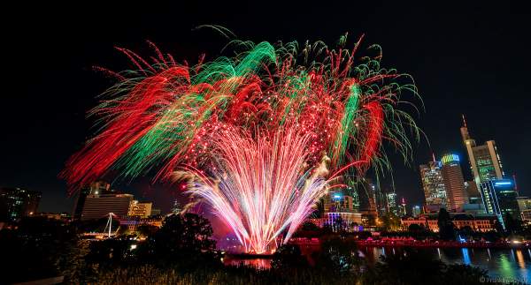 Famoses Musikfeuerwerk beim Museumsuferfest auf dem Main vor der Skyline in Frankfurt 2022