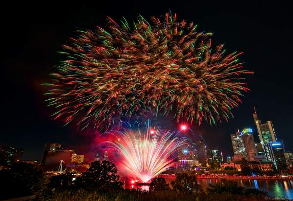Famoses Musikfeuerwerk beim Museumsuferfest auf dem Main vor der Skyline in Frankfurt 2022