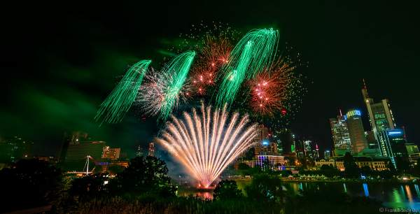 Famoses Musikfeuerwerk beim Museumsuferfest auf dem Main vor der Skyline in Frankfurt 2022