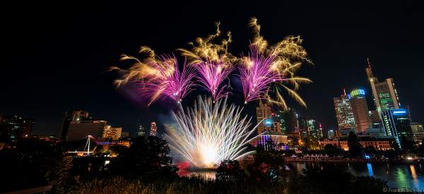 Famoses Musikfeuerwerk beim Museumsuferfest auf dem Main vor der Skyline in Frankfurt 2022