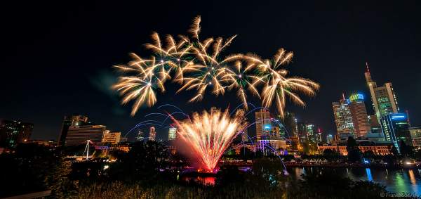 Famoses Musikfeuerwerk beim Museumsuferfest auf dem Main vor der Skyline in Frankfurt 2022