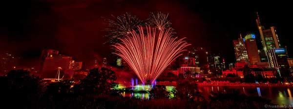 Famoses Musikfeuerwerk beim Museumsuferfest auf dem Main vor der Skyline in Frankfurt 2022