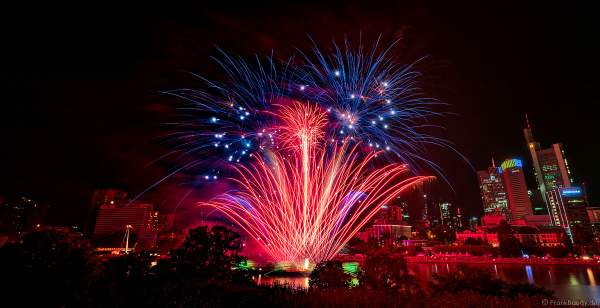 Famoses Musikfeuerwerk beim Museumsuferfest auf dem Main vor der Skyline in Frankfurt 2022