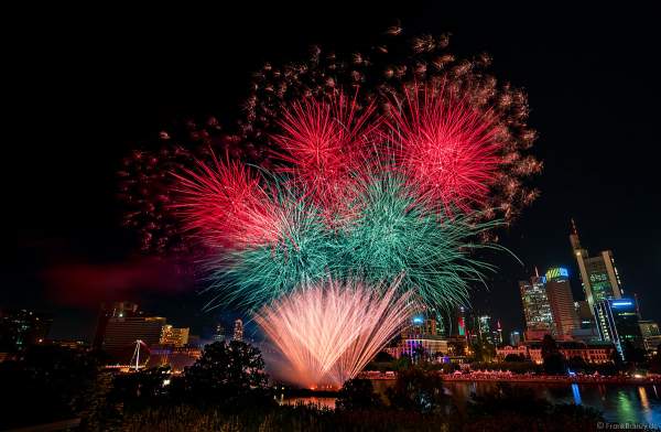 Famoses Musikfeuerwerk beim Museumsuferfest auf dem Main vor der Skyline in Frankfurt 2022