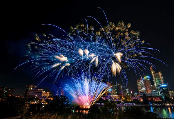Famoses Musikfeuerwerk beim Museumsuferfest auf dem Main vor der Skyline in Frankfurt 2022
