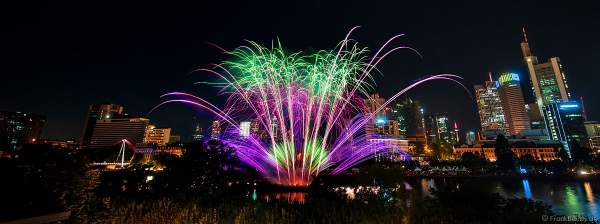 Famoses Musikfeuerwerk beim Museumsuferfest auf dem Main vor der Skyline in Frankfurt 2022
