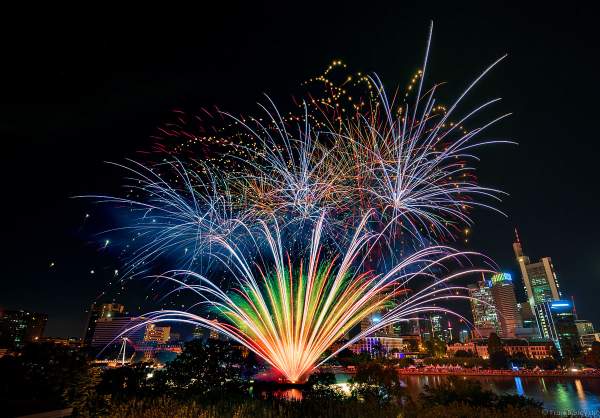 Famoses Musikfeuerwerk beim Museumsuferfest auf dem Main vor der Skyline in Frankfurt 2022