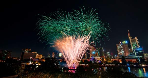 Famoses Musikfeuerwerk beim Museumsuferfest auf dem Main vor der Skyline in Frankfurt 2022